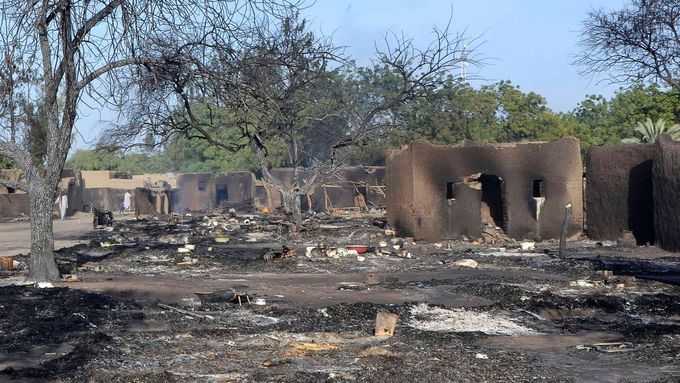 Nigerijská vesnice vypálená ozbrojenci z Boko Haram.