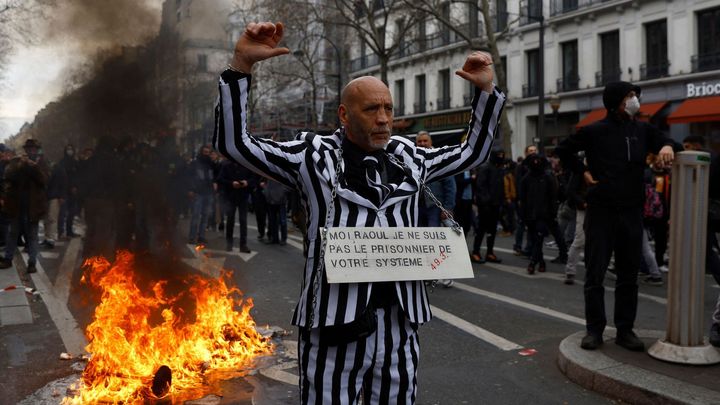 Foto: Během protestů ve Francii hořela i radnice. Král Karel III. odložil návštěvu; Zdroj foto: Reuters