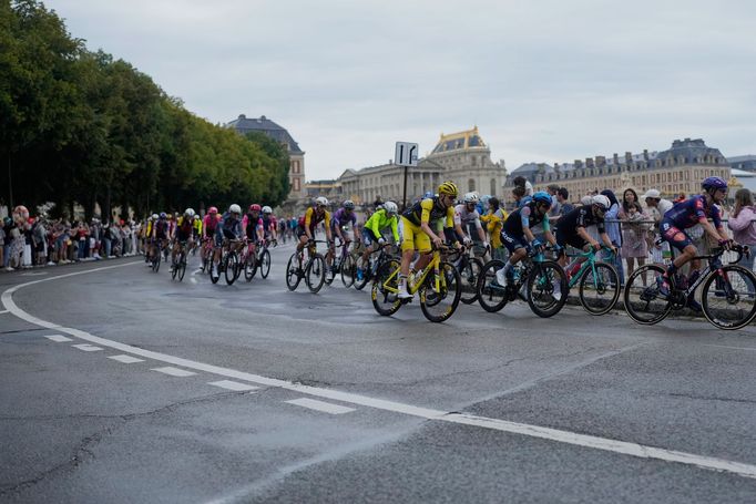 Dojezd do cíle poslední etapy Tour de France 2025