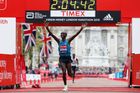 Maraton v Londýně vyhráli Kipchoge a Tufaová