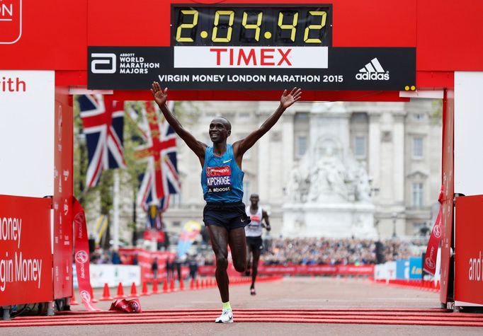 Eliud Kipchoge slaví vítězství v Londýnském maratonu.