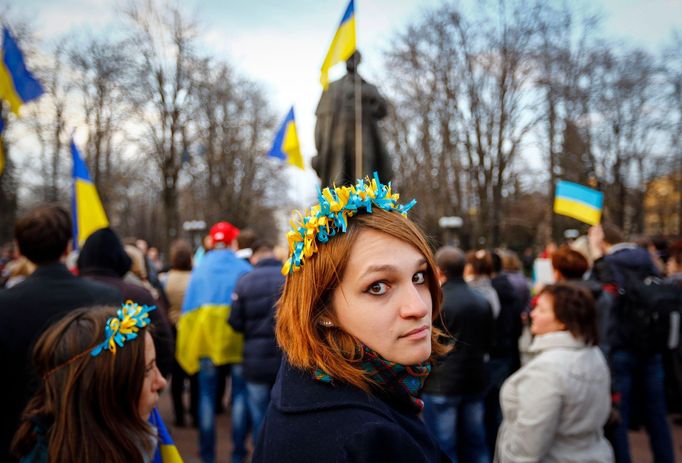 A woman wearing a national flower crown looks back as she attends a pro-Ukrainian rally in Luhansk, eastern Ukraine April 15, 2014.