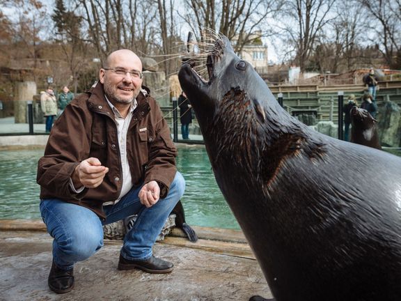 Ředitel Zoo Praha Miroslav Bobek s lachtanem.