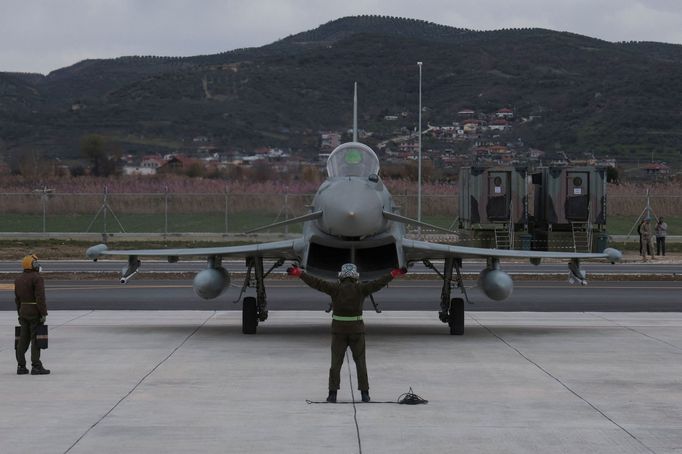 Pozemní posádky pracují při přistávání vojenských stíhaček Eurofighter Typhoon.