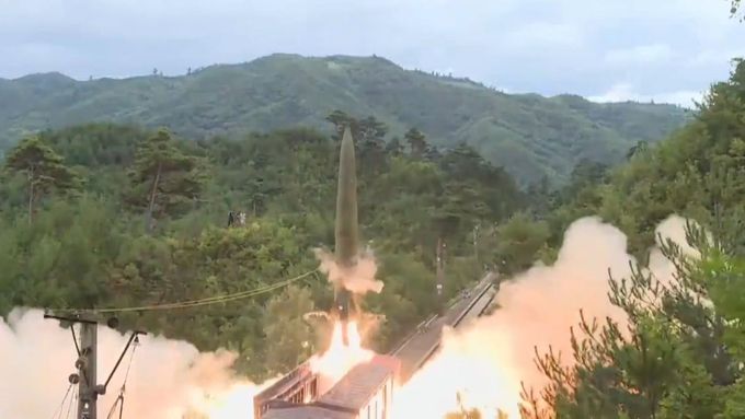 Severní Korea ukázala, jak umí vypouštět balistické střely z vlaku.