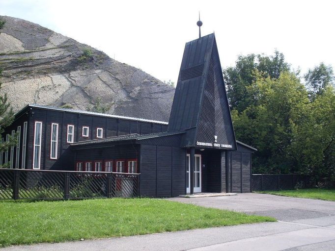 Evangelický kostel v Braníku. Kostel v Braníku se nedá přehlédnout, i když se jeho stavba skrývá pod strmou skálou bývalého branického lomu. Dřevěný kostelík vybudovaný podle návrhu architekta Pavla Bareše byl otevřen slavnostními bohoslužbami 9. května 1948. Během let došlo k několika stavebním úpravám. Byla vybudována nová apsida podle návrhu architekta Davida Vávry, v roce 1976 získal sbor nové varhany. Původně provizorní kostelík pod branickou skálou stojí a slouží již přes 60 let.