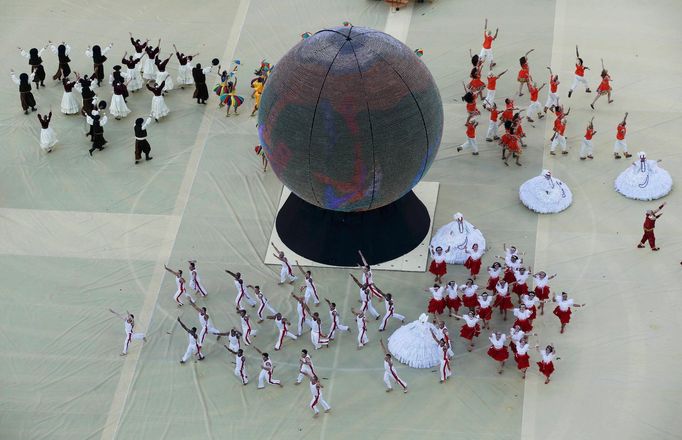 Performers take part in the 2014 World Cup opening ceremony at the Corinthians arena in Sao Paulo June 12, 2014. REUTERS/Fabrizio Bensch (BRAZIL - Tags: SOCCER SPORT WORL