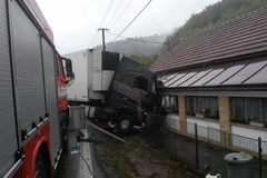 Řidič na Vsetínsku vjel do protisměru a střetl se s kamionem, na místě zemřel