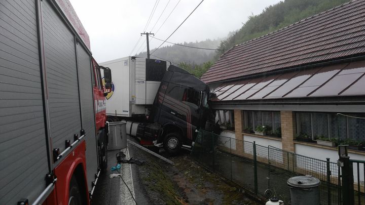 Řidič na Vsetínsku vjel do protisměru a střetl se s kamionem, na místě zemřel