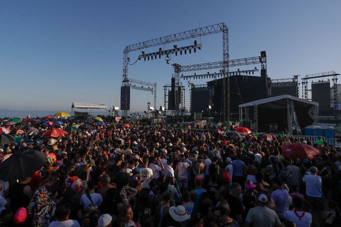 Snímek z vystoupení Madonny na pláži Copacabana.