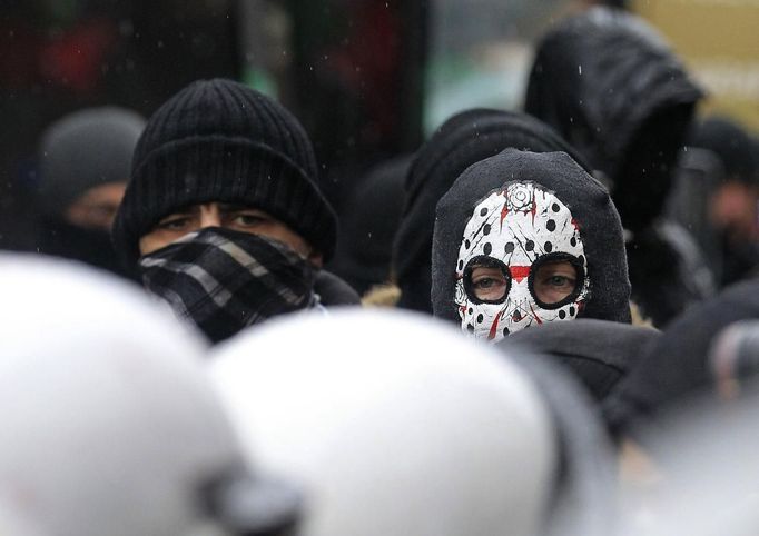 Arcelor Mittal workers from several Liege argue with riot policemen during a demonstration outside the Walloon Region parliament in Namur January 29, 2013. Arcelor Mittal, the world's largest steel producer, plans to shut a coke plant and six finishing lines at its site in Liege, Belgium, affecting 1,300 employees, the group said last week. REUTERS/Yves Herman (BELGIUM - Tags: CIVIL UNREST BUSINESS EMPLOYMENT COMMODITIES) Published: Led. 29, 2013, 2:26 odp.