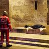 Fotogalerie / V Římě kvůli koronaviru strádají bezdomovci hladem. Pomáhá jim Červený kříž