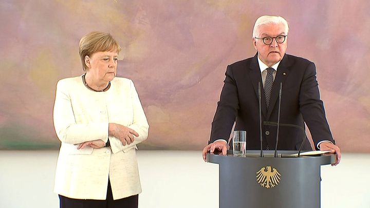 Merkelovou znovu postihl silný třes. Podle mluvčího je kancléřka v pořádku