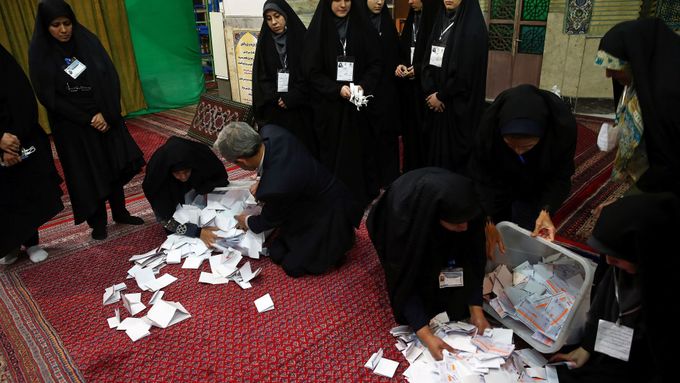 Sčítání hlasů v parlamentních volbách v Íránu.