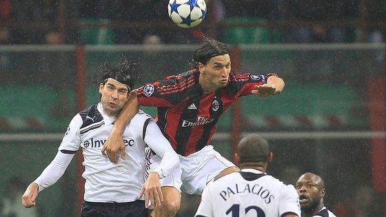 Šílenec Gattuso vzteky napadl trenéra, Raúl oslavil návrat gólem