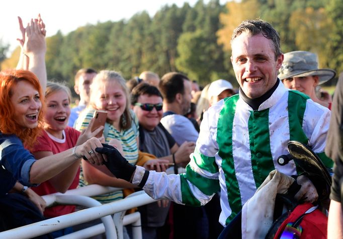 Josef Bartoš slaví vítězství na Velké pardubické 2019