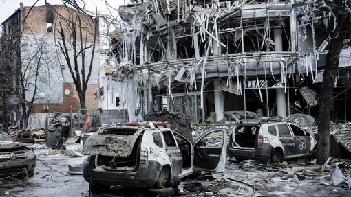 Vraky aut mezi troskami v centru Charkova, který intenzivně bombarduje ruská invazní armáda. Ukrajina, 16. 3. 2022