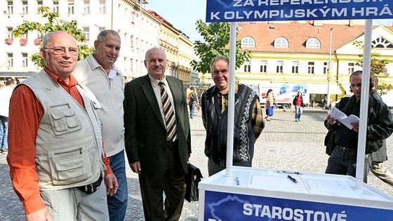 Starostové obcí sbírají v Praze podpisy pro referendum k olympiádě.