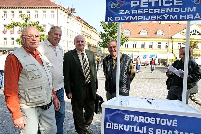 U stanice metra Anděl se během dnešního dne vystřídá asi deset starostů. Na fotografii jsou zleva: Vojtěch Krauz (Mečeříž), Václav Fišer (Zehun) Rudolf Čížek (Zlonice) a Josef Štěpán (Suchomasty).