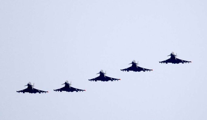 Britské letouny Eurofighter EF - 2000 Typhoon letí nad Gioia del Colle, leteckou základnou NATO v jižní Itálii.