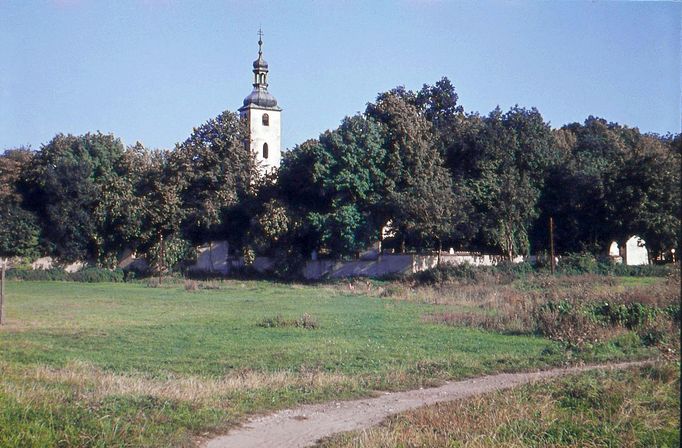 Kostel svatého Jana Křtitele a svatého Prokopa stál na svém místě ještě před založením Budějovic. Gotická přestavba pochází z druhé poloviny 15. století. Září 1964.