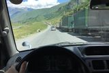 Cestu do horské Stepansmindy lemují stovky kamionů čekající na celní kontrolu do ruska. Potulují se mezi nimi krávy.