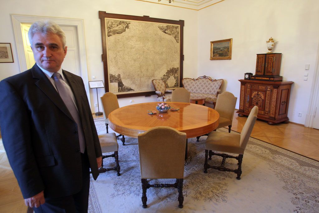Předseda senátu Milan Štěch ve své kanceláři
