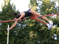 Kateřina Baďurová překonává laťku ve výšce 4,66 metru a ustavuje tak nový český rekord.