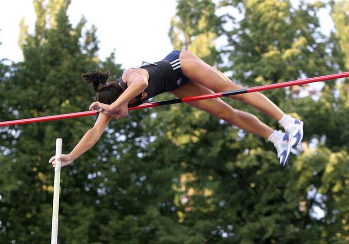 Kateřina Baďurová překonává laťku ve výšce 4,66 metru a ustavuje tak nový český rekord.