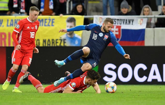 fotbal, kvalifikace ME 2020, Slovensko - Wales, Pavol Šafranko a Tom Lockyer