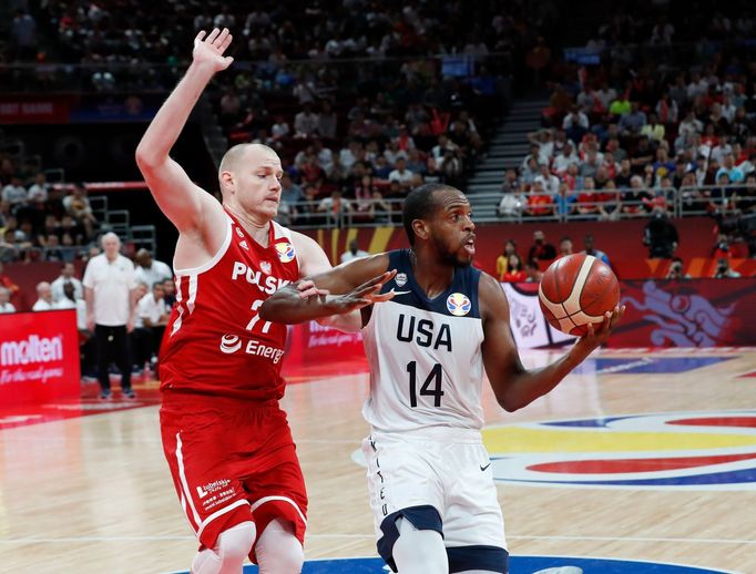 MS v basketbalu 2019, utkání o 7. místo USA - Polsko: Khris Middleton a Damian Kulig.