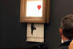 Banksy chtěl při dražbě zničit celý obraz, při aukci se mechanismus omylem zasekl