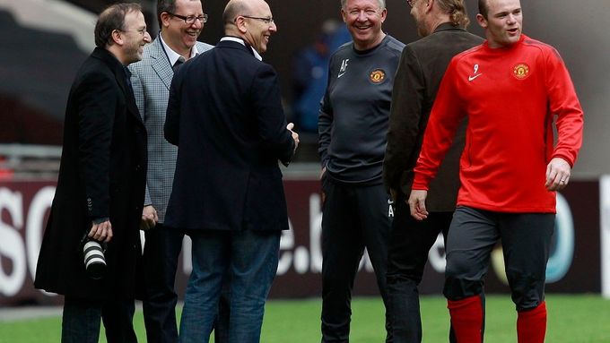 Messi sedí na míči, Rooney se směje, Giggs má starosti. Finalisté trénují ve Wembley
