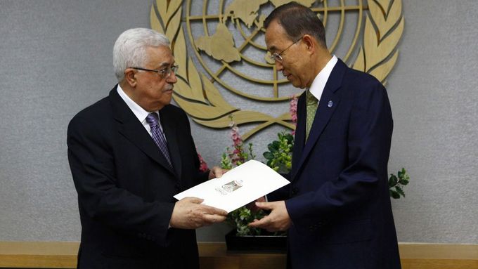 Mahmúd Abbás předává žádost do rukou generálního tajemníka OSN Pan Ki-muna.