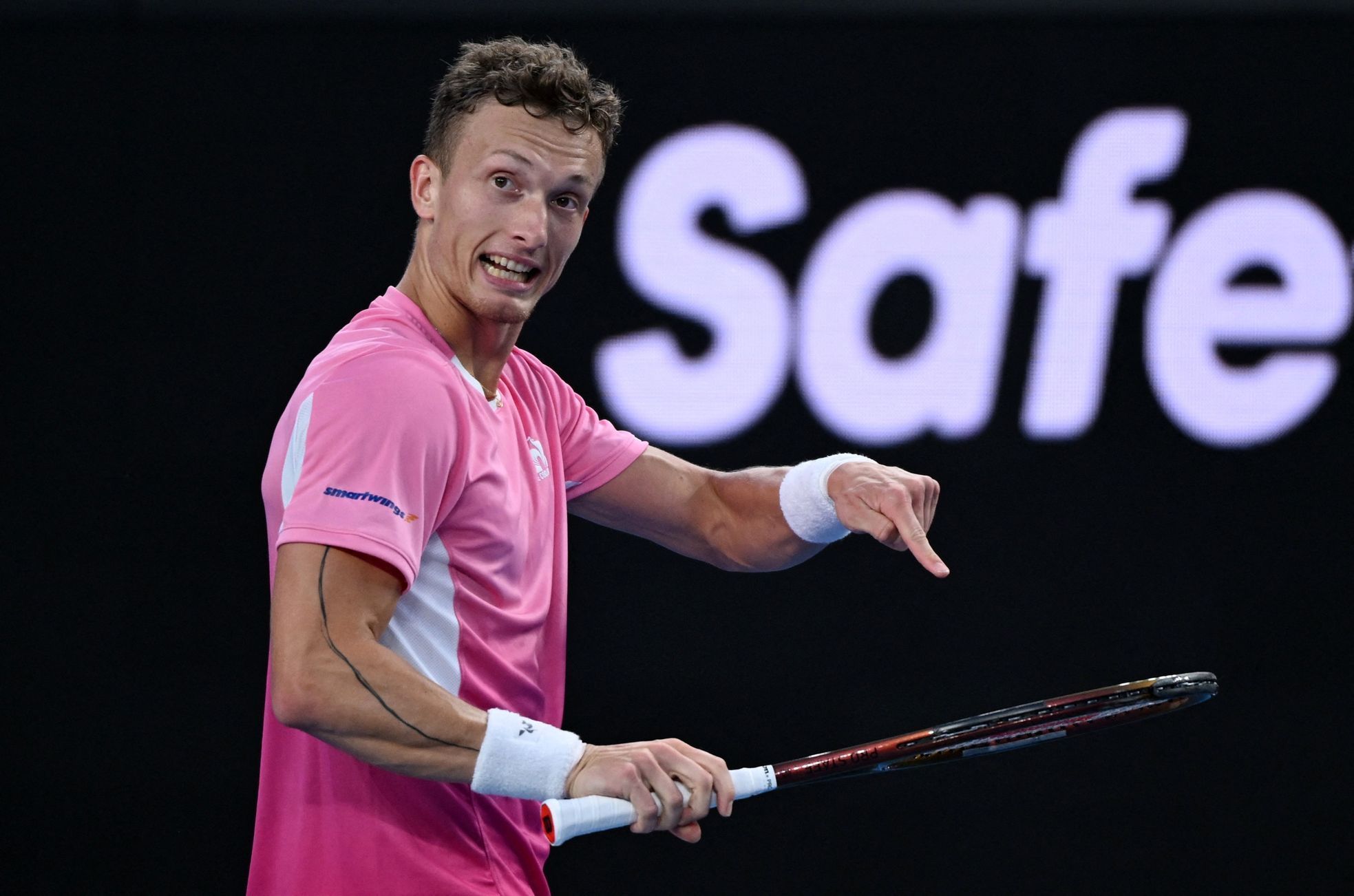 Jiří Lehečka v zápase 3. kola Australian Open s Benjaminem Bonzim