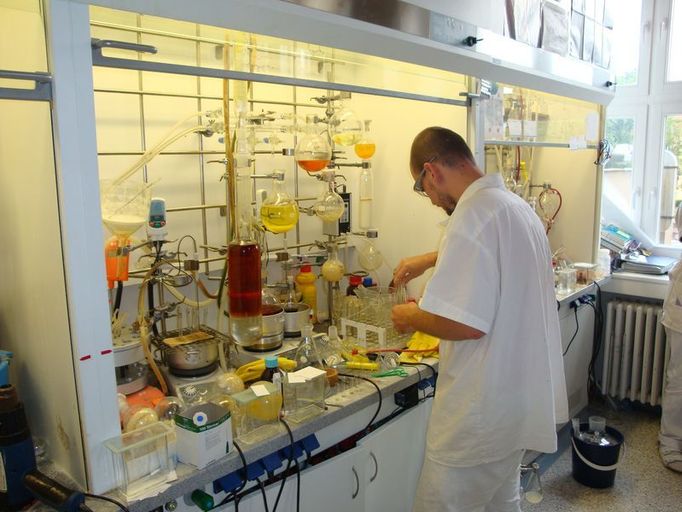 Laboratoř Ústavu organické chemie a biochemie Akademie věd. Z poznatků základního výzkumu tu vznikají velmi užitečné sloučeniny. Například léky proti AIDS.