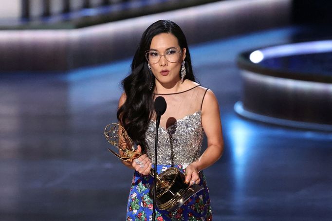 Herečka Ali Wong přebírá Emmy za seriál Ve při.