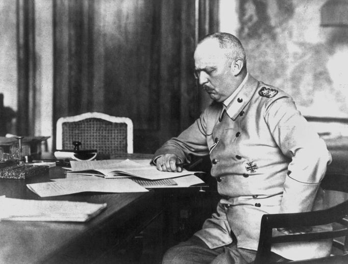 Erich Ludendorff v hlavním štábu.