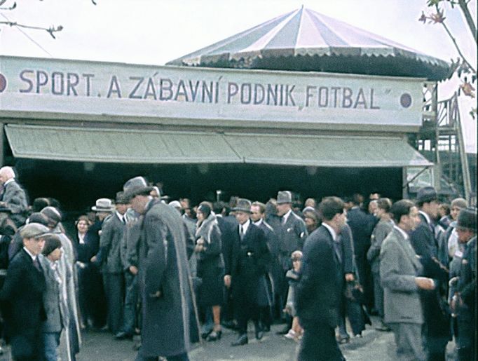 Reprofoto z filmu „Muži v ofsajdu“ z roku 1931, který zrežíroval Svatopluk Innemann