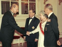 Roku 1996 s prezidentem Václavem Havlem na recepci s britskou královnou Alžbětou II. a jejím manželem princem Philipem, vévodou z Edinburghu.