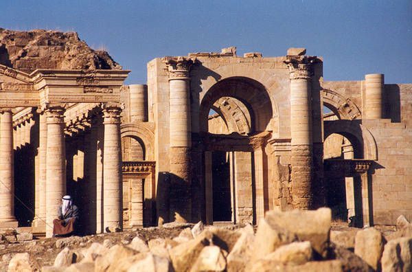 Zbytky chrámů v městě Hatra