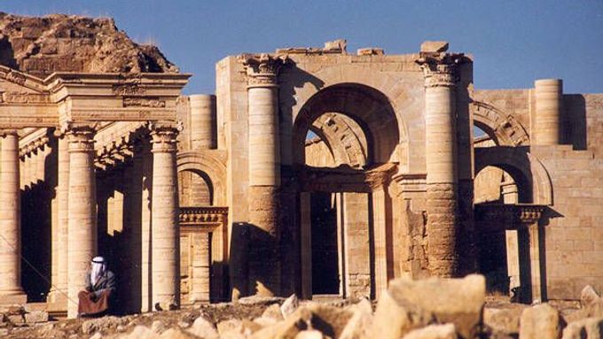 Zbytky chrámů v městě Hatra. Ilustrační foto.
