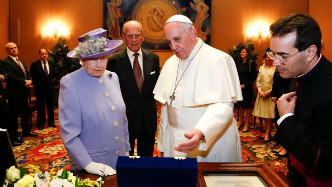 Papež František ukazuje královně Alžběte II. dary.