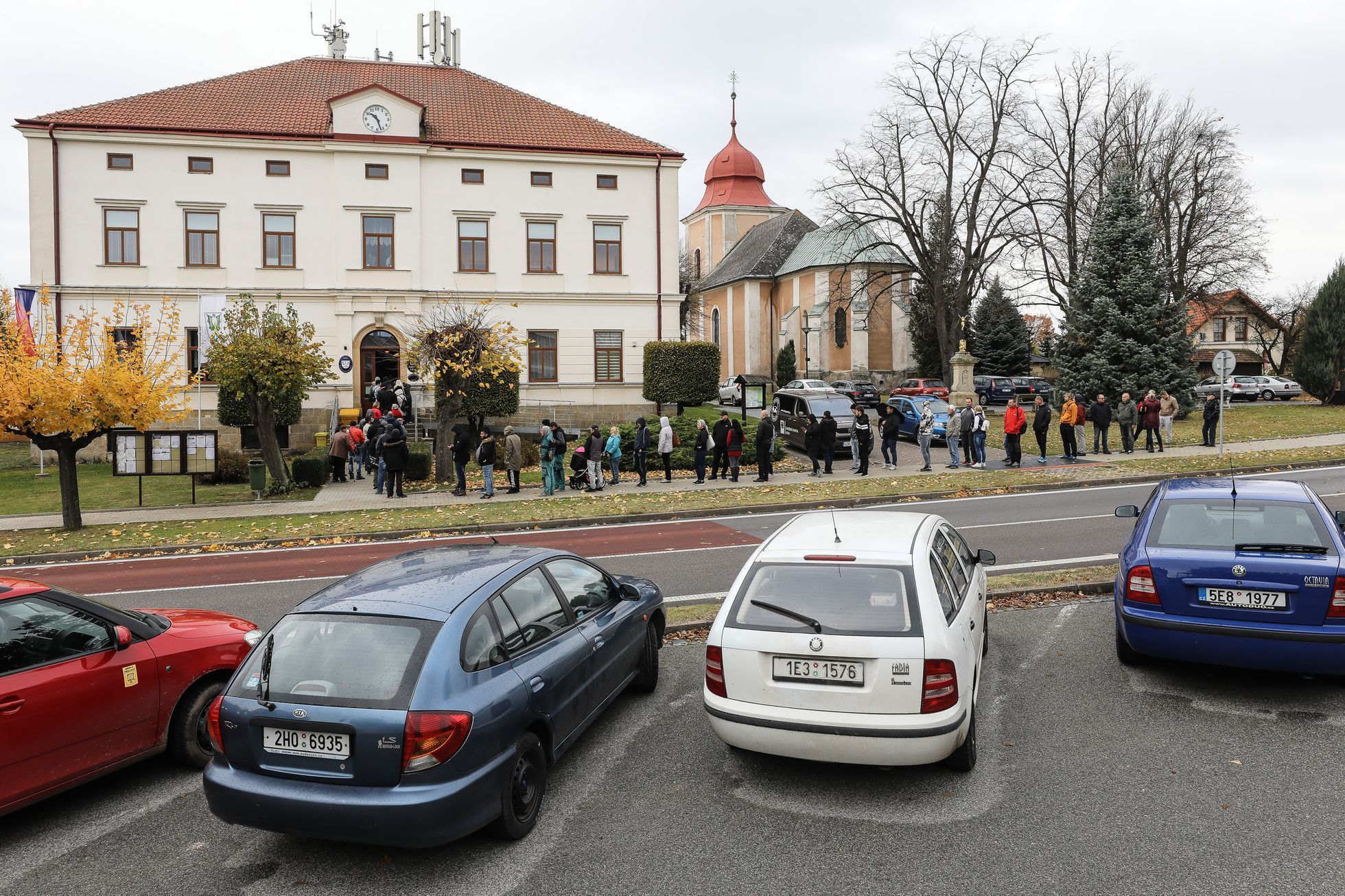 Mobilní očkovací tým, mobilní očkování, koronavirus, covid-19, vesnice, lidé, fronta, pandemie, Rohovládova Bělá, rouška, respirátor, ochrana