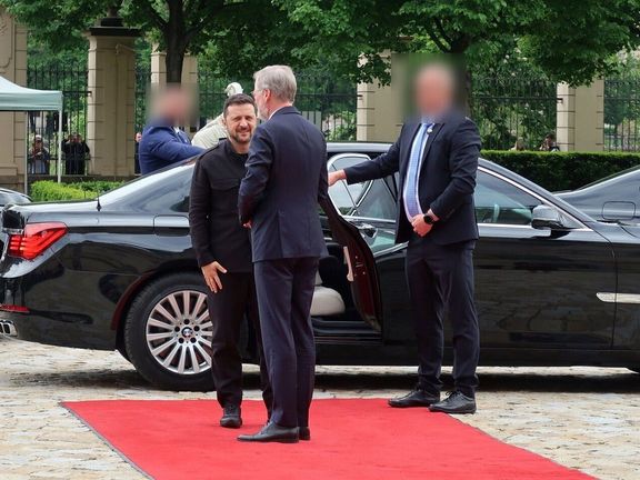 Ochrany nejmocnějších se chopil policista, který má k elitnímu výcviku daleko. Jak se kancelářský pracovník k ochraně prezidenta Zelenského či ministra Lipavského?