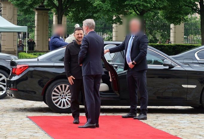 Ochrany nejmocnějších se chopil policista, který má k elitnímu výcviku daleko. Jak se kancelářský pracovník k ochraně prezidenta Zelenského či ministra Lipavského?