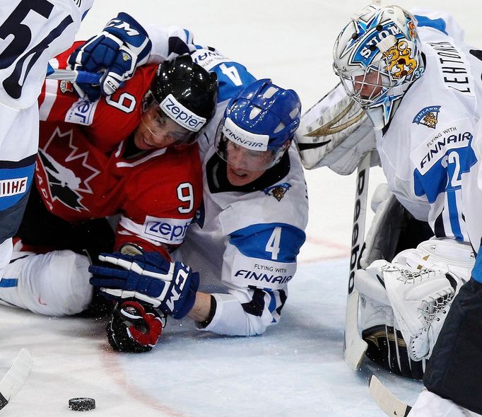 Perry a Granlund v souboji před brankářem Lehtonenem