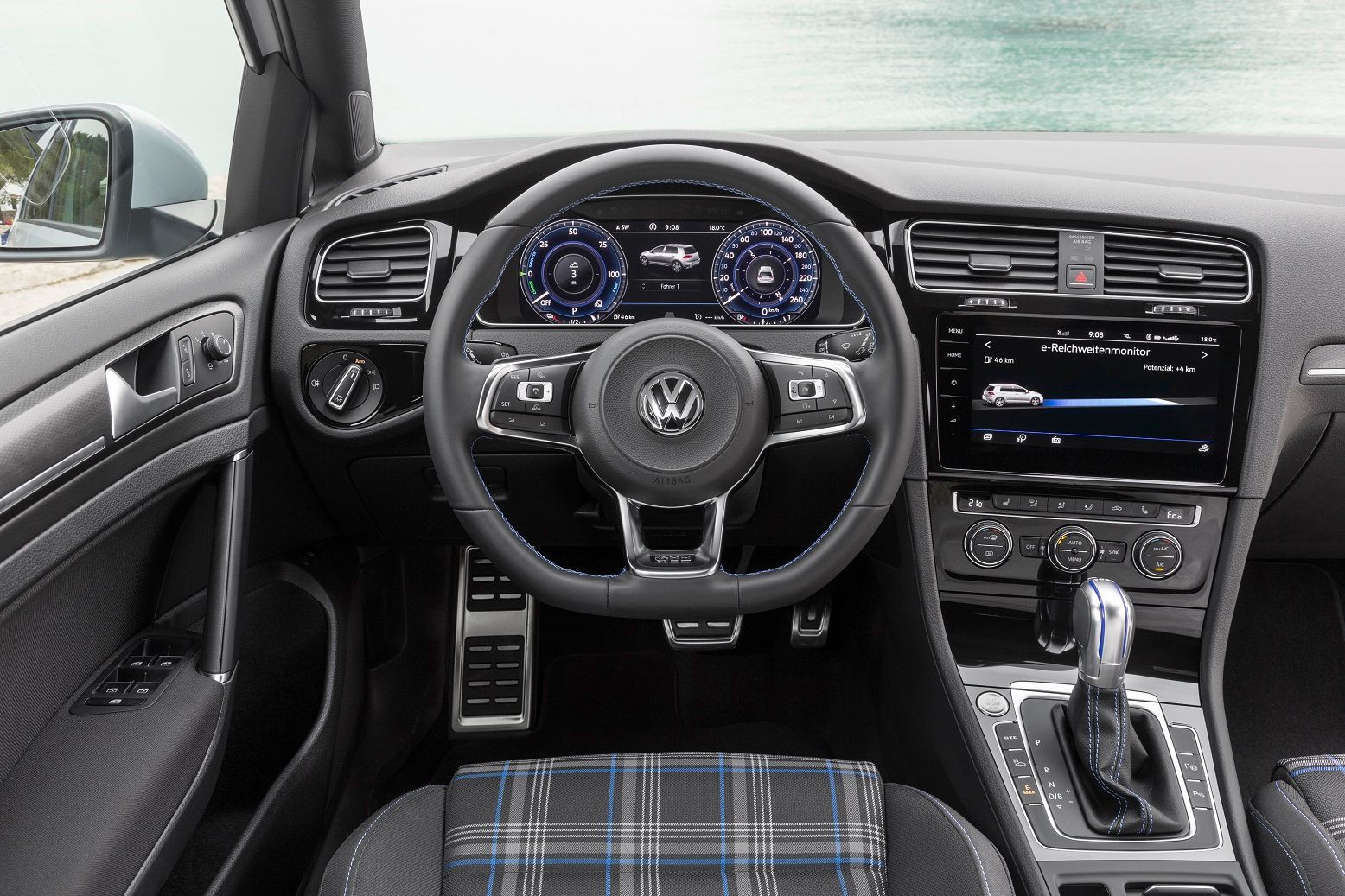 Volkswagen Golf GTE 2017 přístrojovka