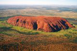 Ayers Rock – Uluru, Severní teritorium, Austrálie. Tahle neopakovatelná hora vystupuje z roviny náhorní plošiny nekonečné australské polopouště. Při obletu Austrálie bylo pro tento snímek potřeba uletět asi 6 hodin z Adelaide a zpět přibližně stejný počet hodin směrem k jihozápadnímu pobřeží.