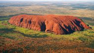 Ayers Rock – Uluru, Severní teritorium, Austrálie. Tahle neopakovatelná hora vystupuje z roviny náhorní plošiny nekonečné australské polopouště. Při obletu Austrálie bylo pro tento snímek potřeba uletět asi 6 hodin z Adelaide a zpět přibližně stejný počet hodin směrem k jihozápadnímu pobřeží.